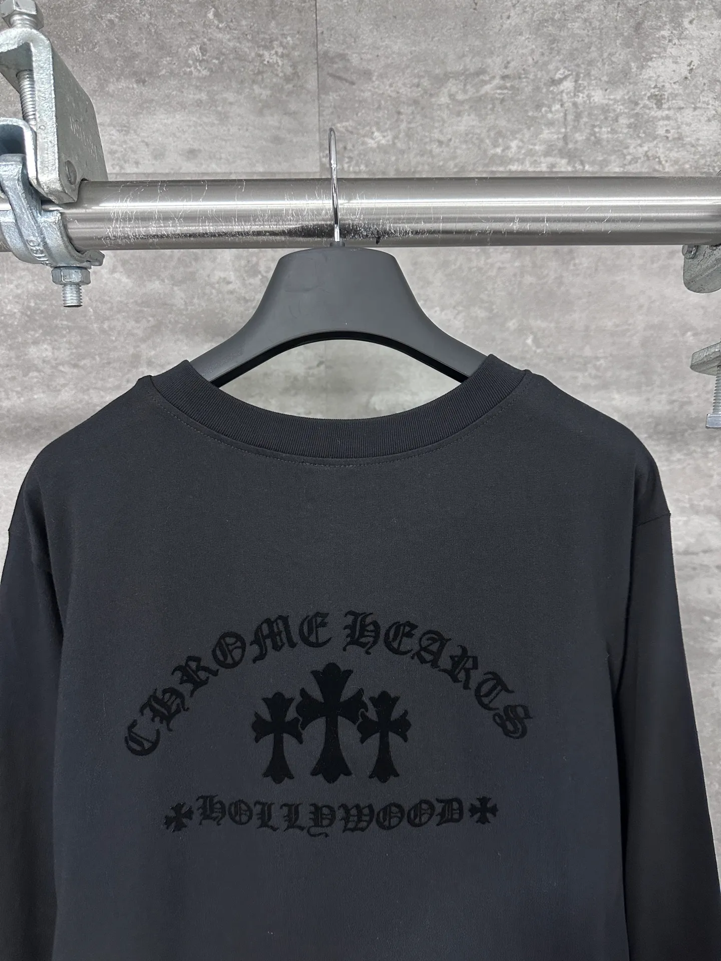 P290 Chrome Hearts/Chrome Hearts CH black flocked cross round neck long sleeves, custom-woven and dyed 40 yarn surface pattern with scratchy fabric, ready-made garments are made of YB consistent electrostatic flocking process, which is not an ordinary lettering mold process, and the colors are different at different angles. Brand new collar label (not the previous leather label) and washed label.  Size：S/M/L/XL